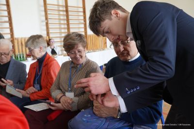 Zdjęcie ze spotkania podczas kt&oacute;rego uczniowie IV Liceum Og&oacute;lnokształcącego w Rzeszowie prezentują Asystenta Seniora. Fot. Małgorzata Dziedzic, Urząd Miasta Rzeszowa